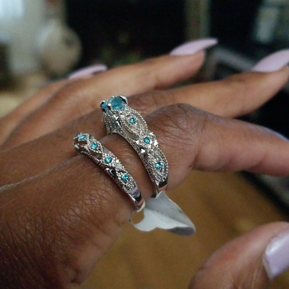 BEAUTIFUL ENGAGEMENT RING - Picture 2 of 5